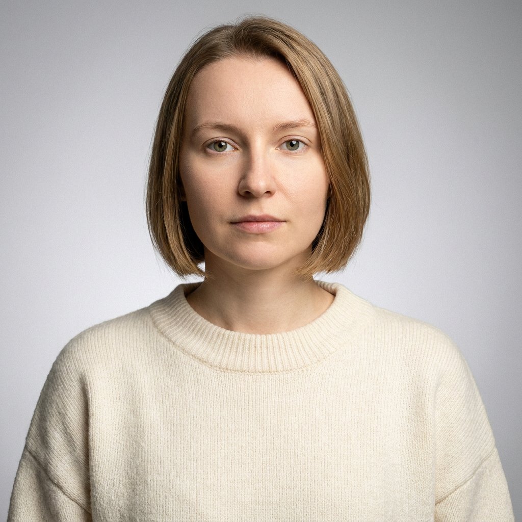 Wygenerowany przez AI headshot aktorki — kobieta w kremowym swetrze na jasnoszarym tle studyjnym