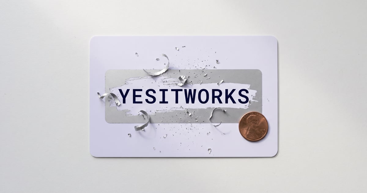 Et skrabelod, hvor sølvfeltet er halvt skrabet væk med en mønt, så rabatkoden YESITWORKS kommer til syne