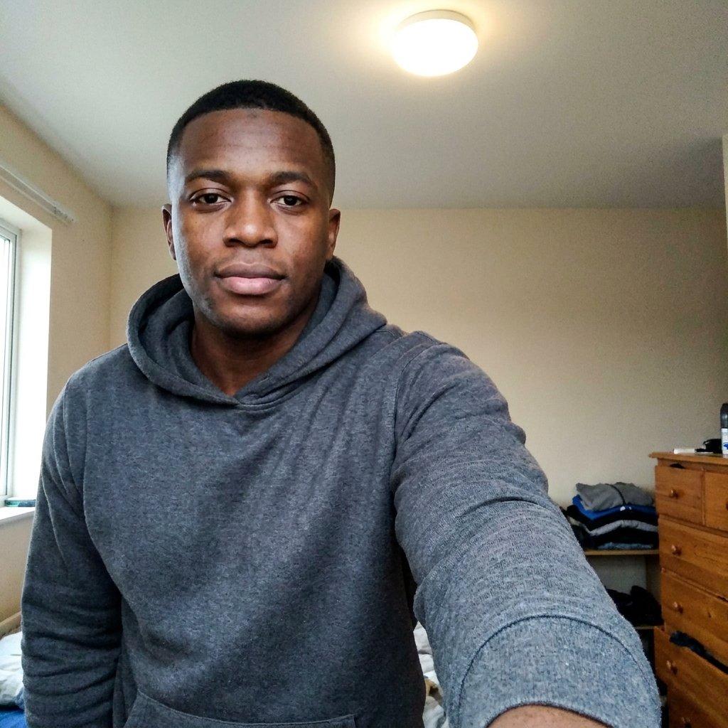Afslappet selfie før AI-portrætgenerering (eksempel 3)