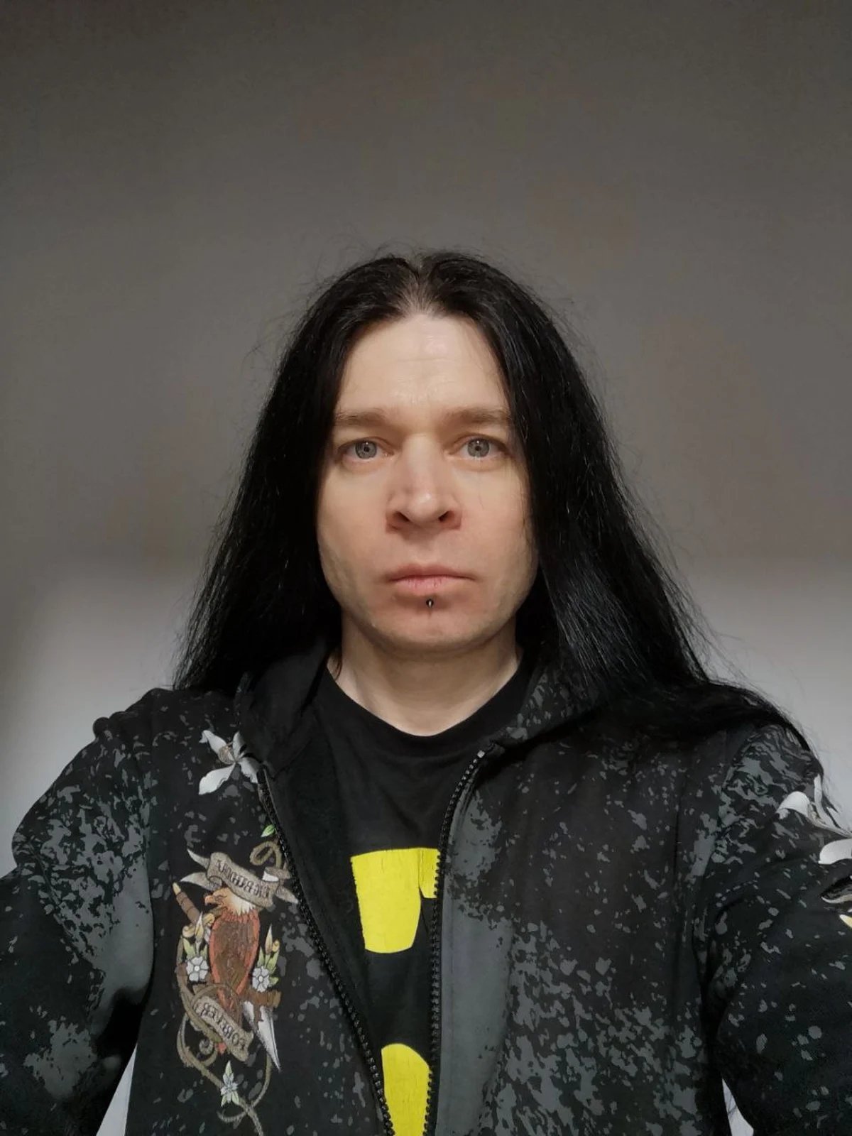 Afslappet selfie af Aleksandr før AI-portrætter