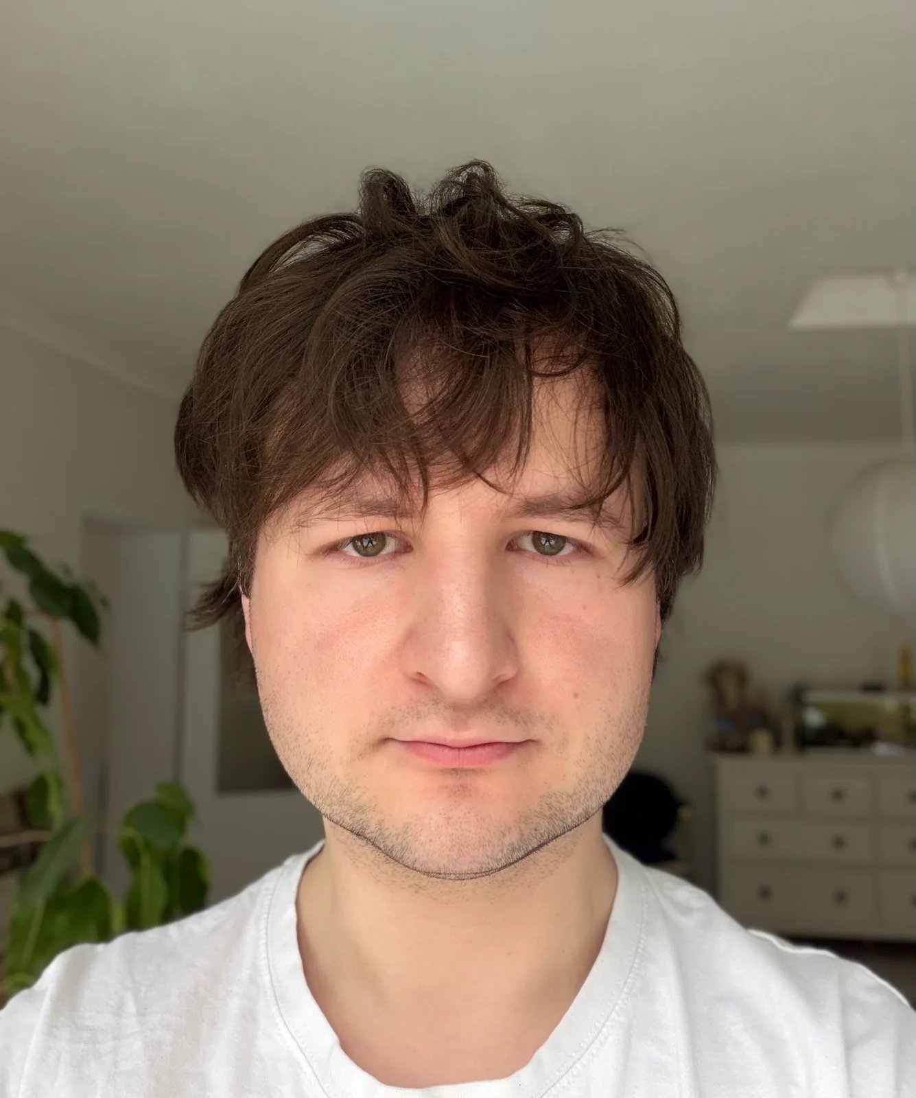 Afslappet selfie af Vitalii før AI-portrætter
