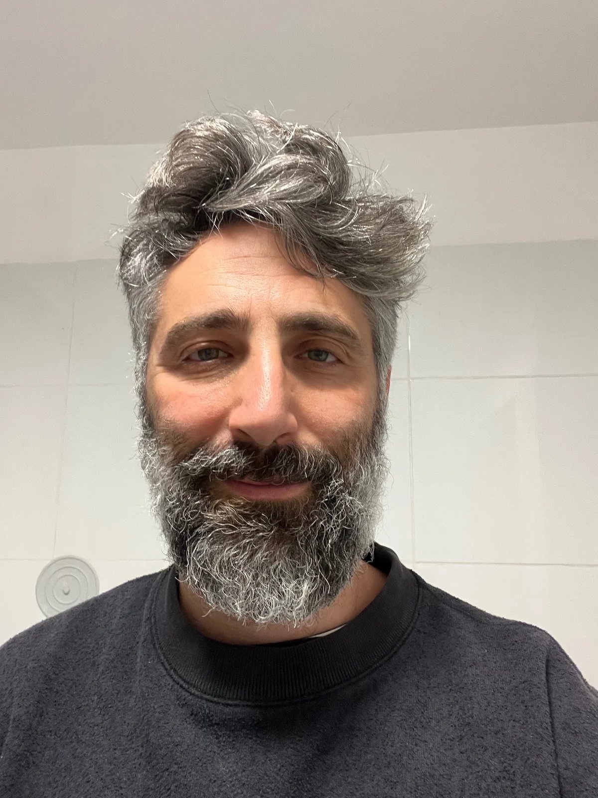 Afslappet selfie af Yaakov før AI-portrætter